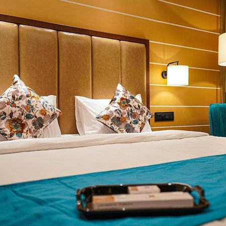 Hotel El Magnifico Surat Eksteriør bilde